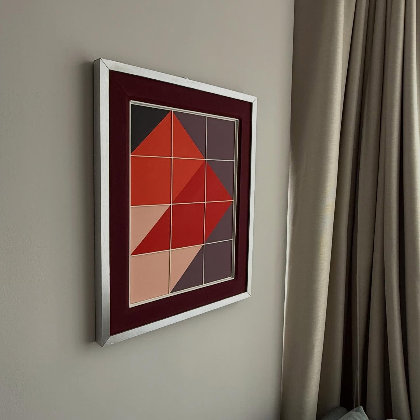 Abstracții geometrice hard-edge în nuanțe de roz, roșu și violet - imagine 7