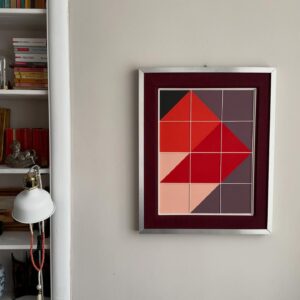 Abstracții geometrice hard-edge în nuanțe de roz, roșu și violet