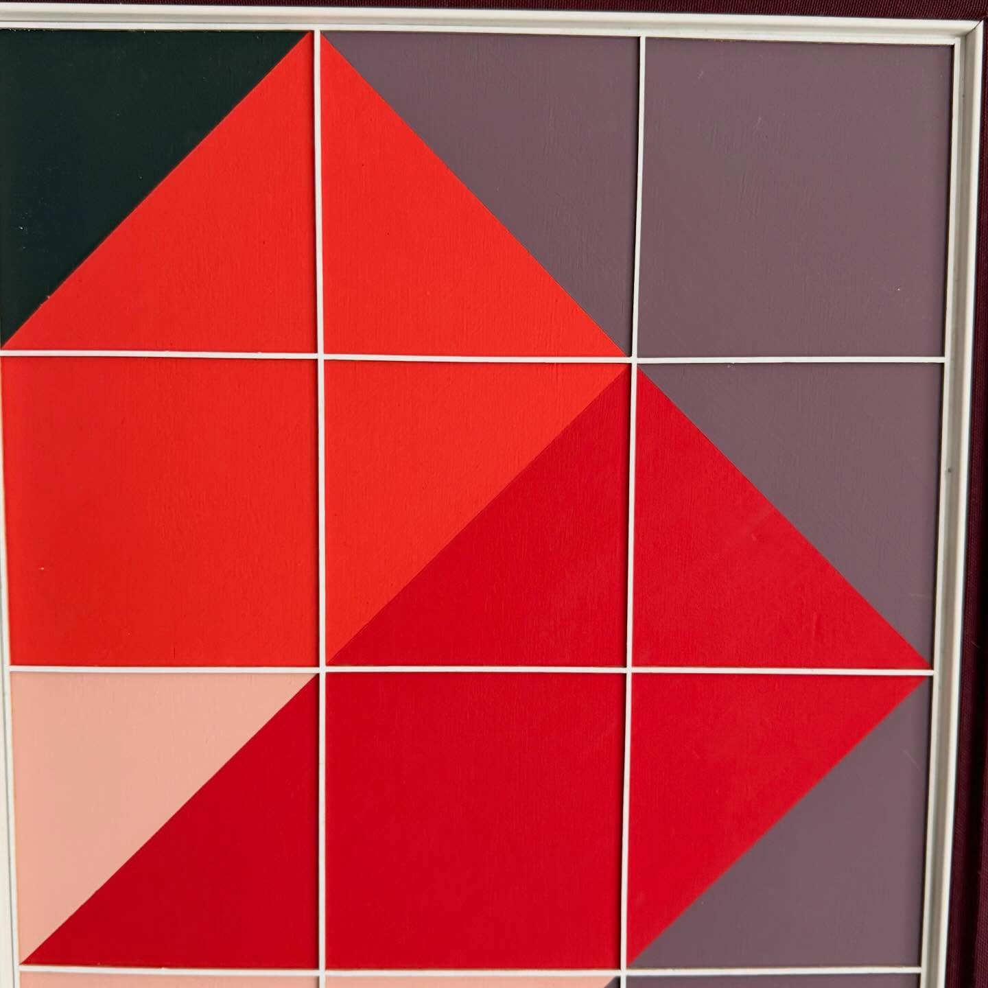 Abstracții geometrice hard-edge în nuanțe de roz, roșu și violet - imagine 3