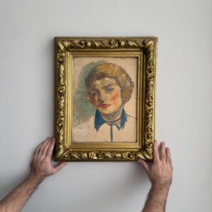 Portret cu guler albastru